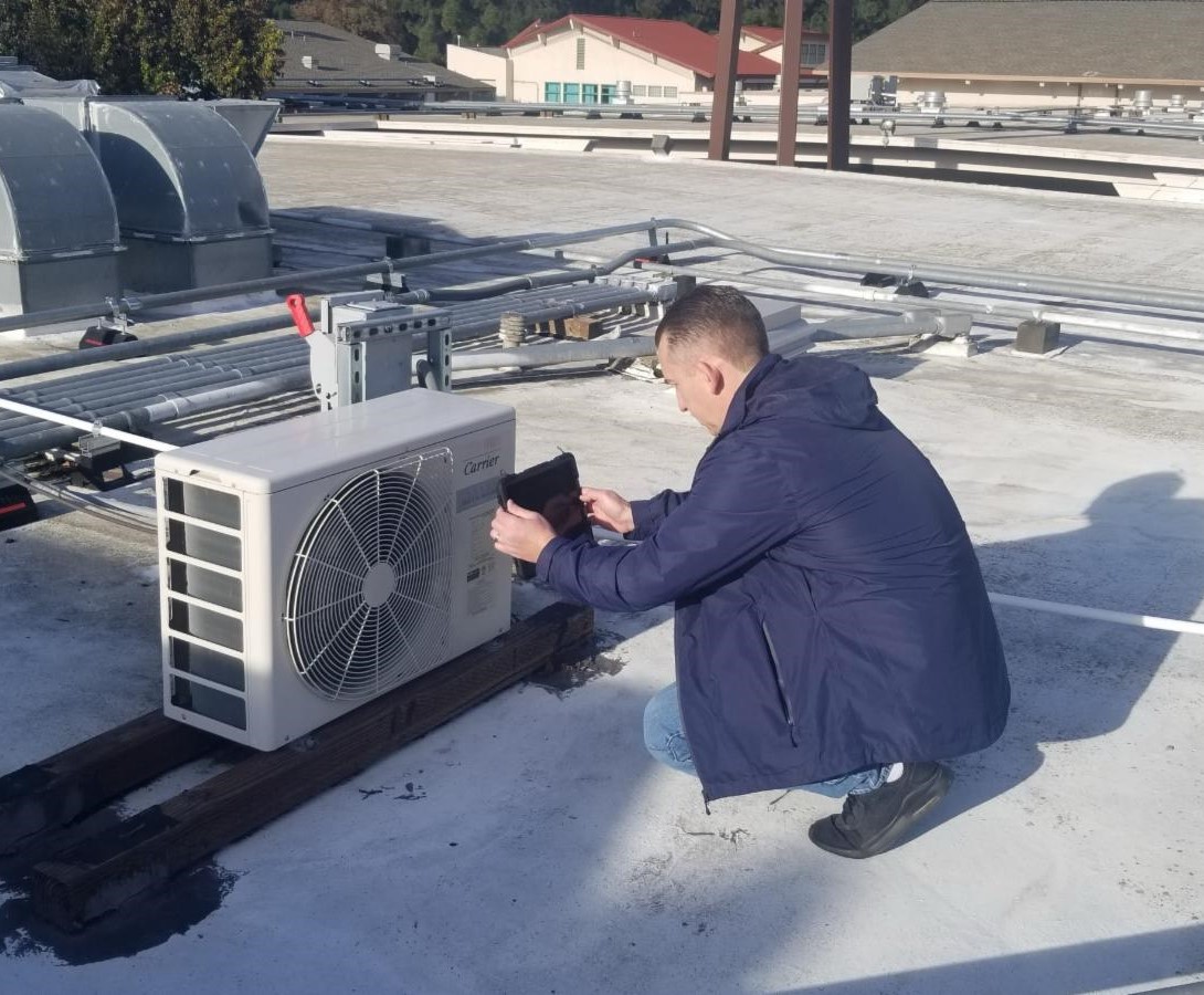 FM technician using AI to work on rooftop HVAC